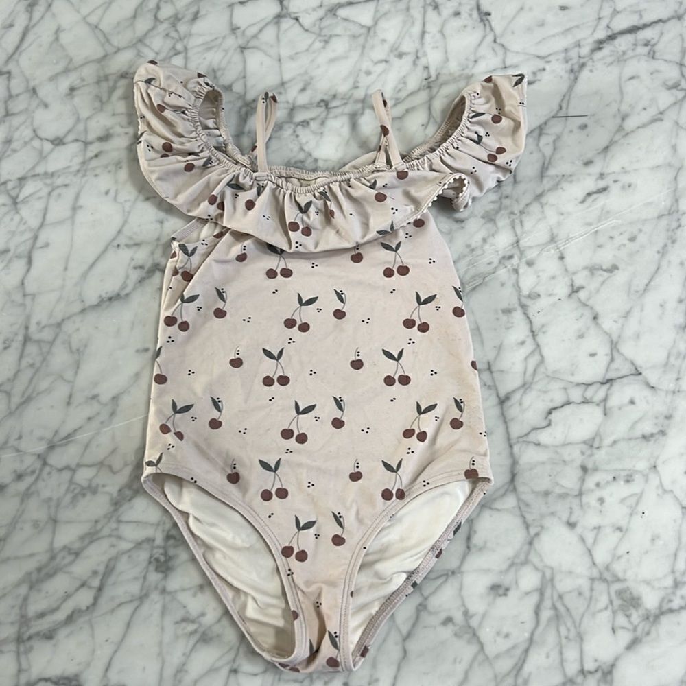 RYLEE + CRU OFF THE SHOULDER ONEPIECE / CHERRIES SWIMSUIT SZ 6/7